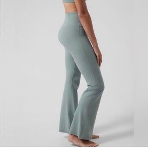 Athleta Elation Flare Yoga Pants Size XS Flared Leggings Sea Foam Green